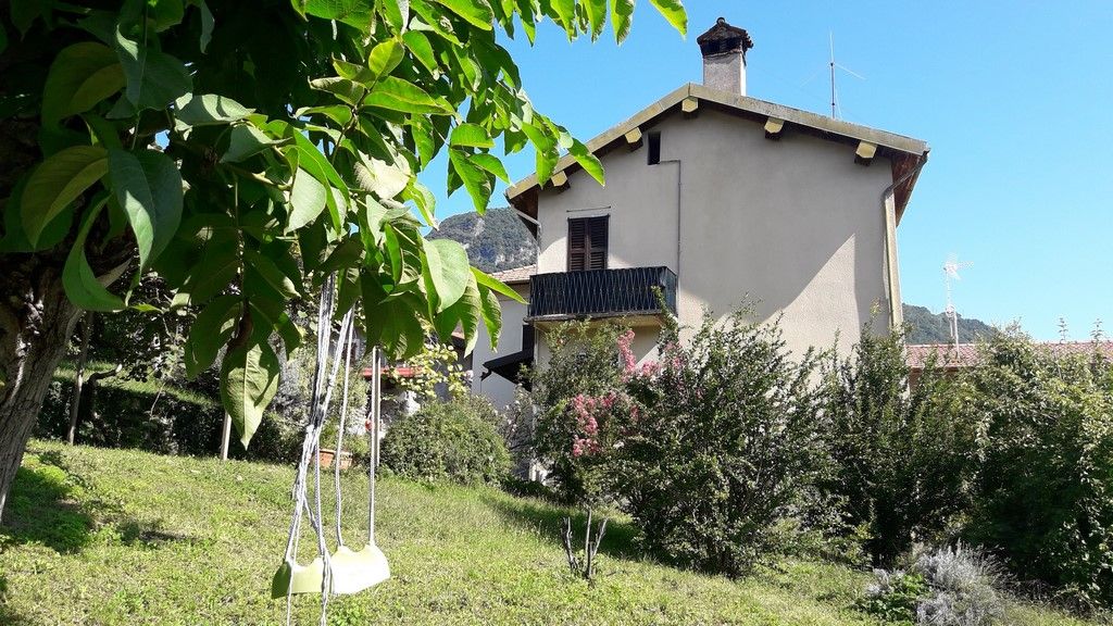 Villa o casa singola a Gravedona ed Uniti