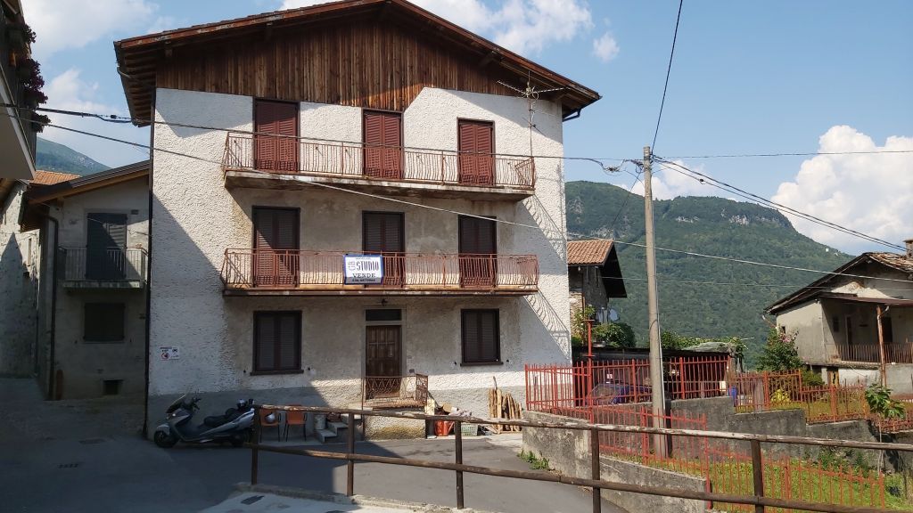 Villa o casa singola a Gravedona ed Uniti