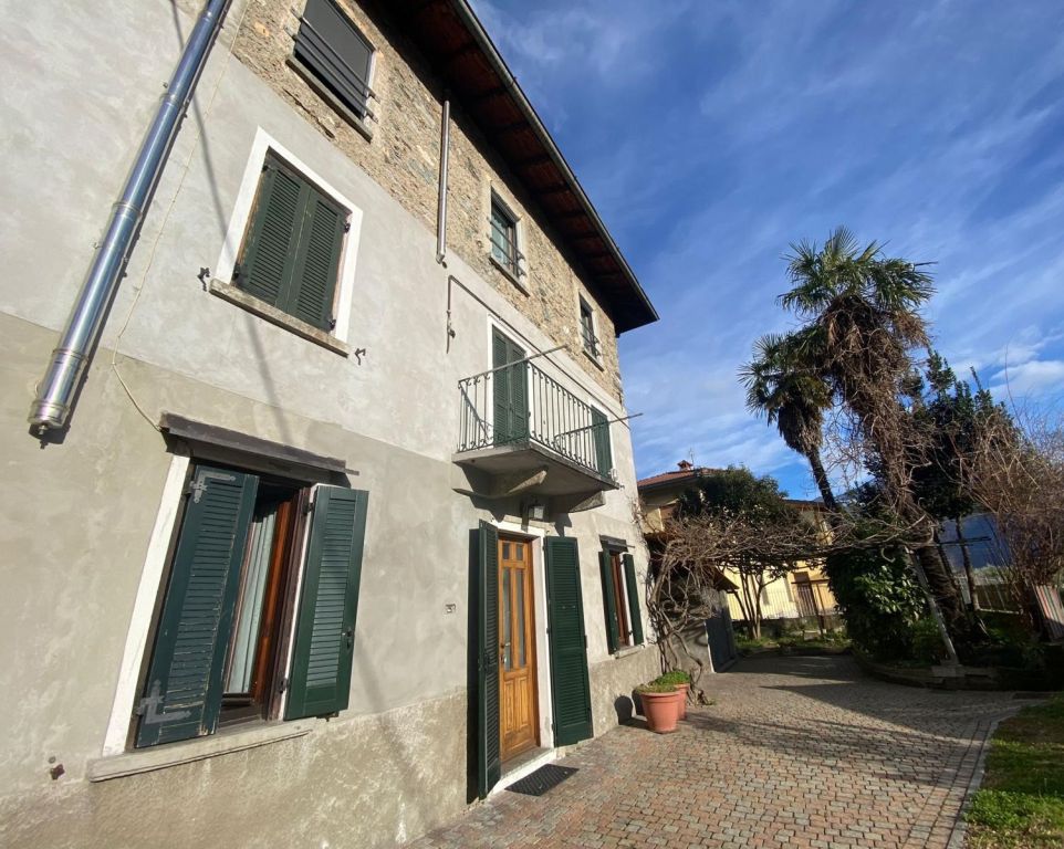 Tre o più locali a Gravedona ed Uniti